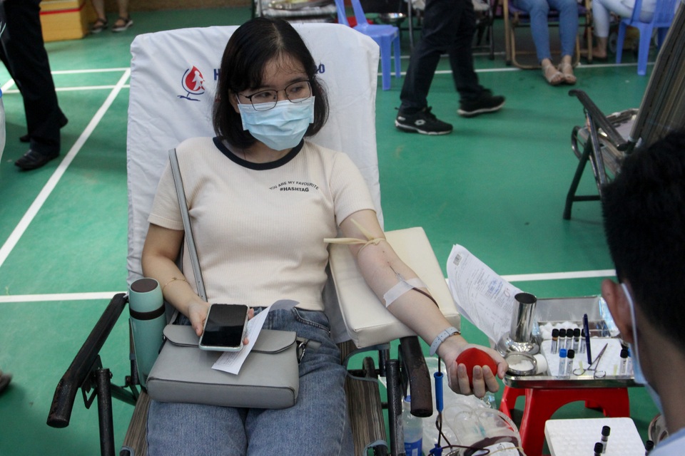 Chống Covid-19, hơn 1.000 công nhân, người lao động tình nguyện hiến máu - 3 Chống Covid-19, hơn 1.000 công nhân, người lao động tình nguyện hiến máu - 3