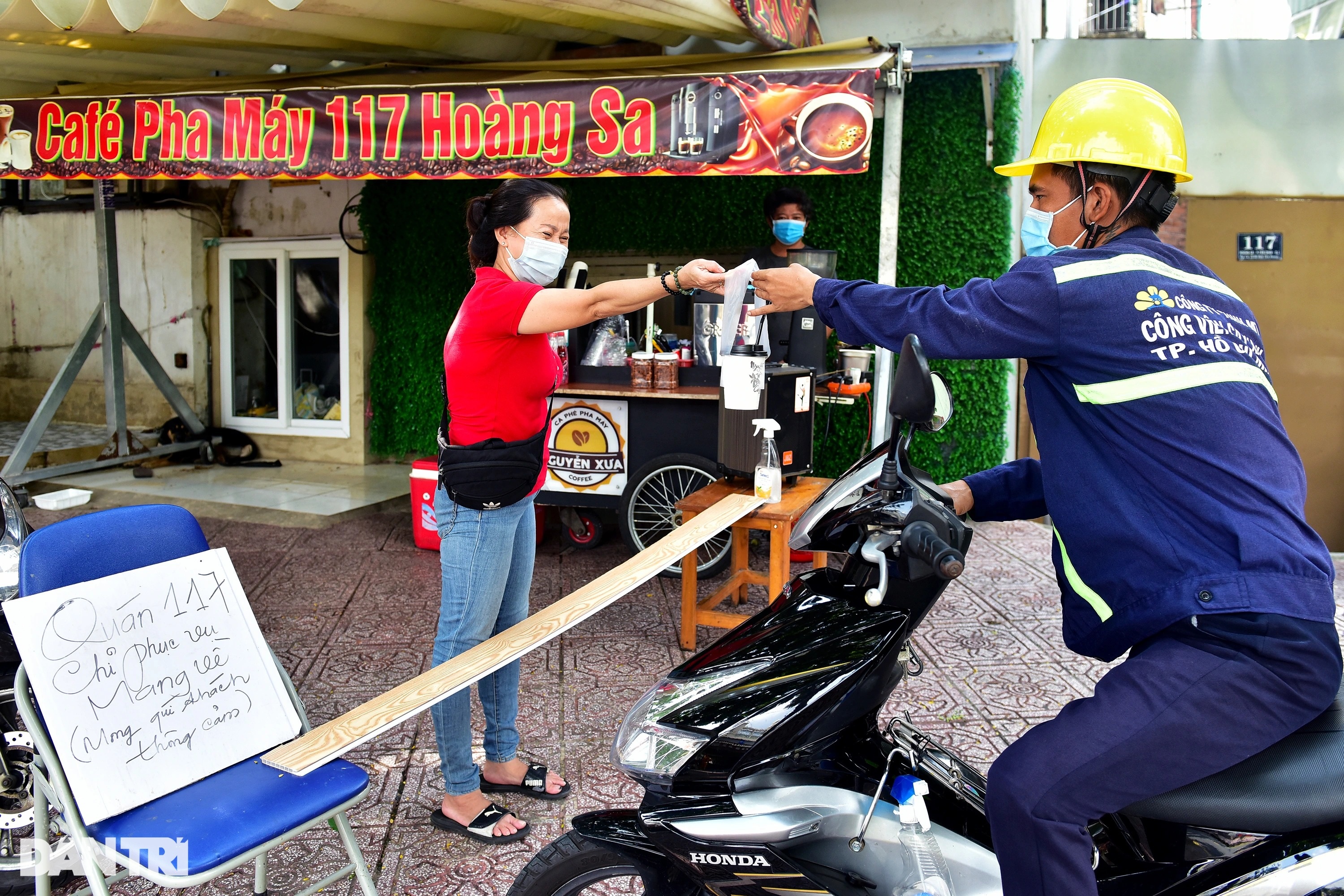 Người dân TPHCM xếp hàng mua đồ ăn sáng.jpeg Người dân TPHCM xếp hàng mua đồ ăn sáng.jpeg