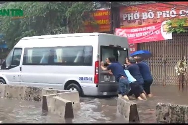 Hạ Nội: Phố Minh Khai chìm trong nước lũ