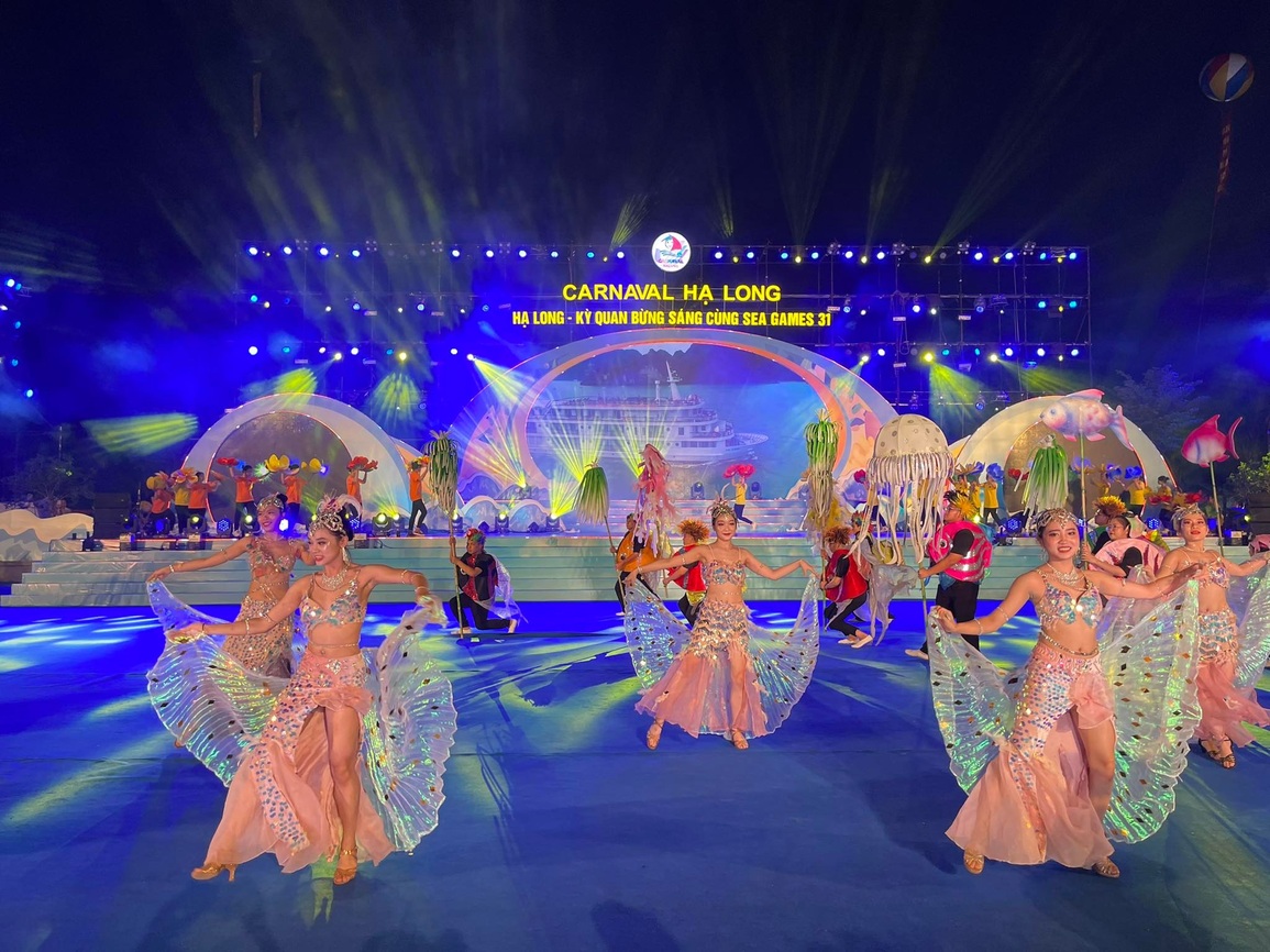 Biển người đổ về Lễ hội Carnaval Hạ Long 2022 - 1 Biển người đổ về Lễ hội Carnaval Hạ Long 2022 - 1