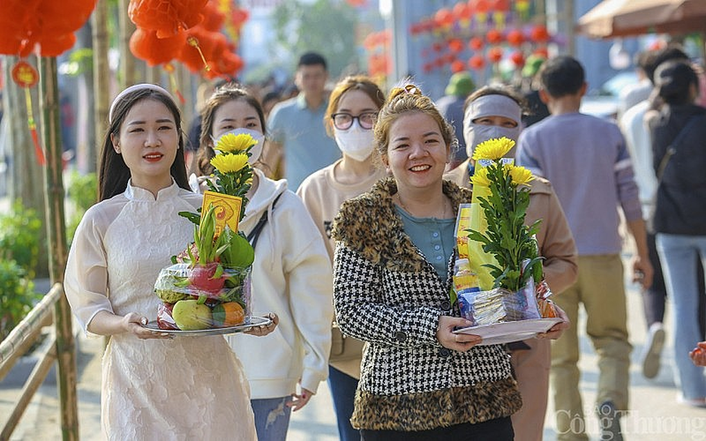 Vé số Vietlott thu hút nhiều người dịp lễ hội đầu năm - 1 Vé số Vietlott thu hút nhiều người dịp lễ hội đầu năm - 1
