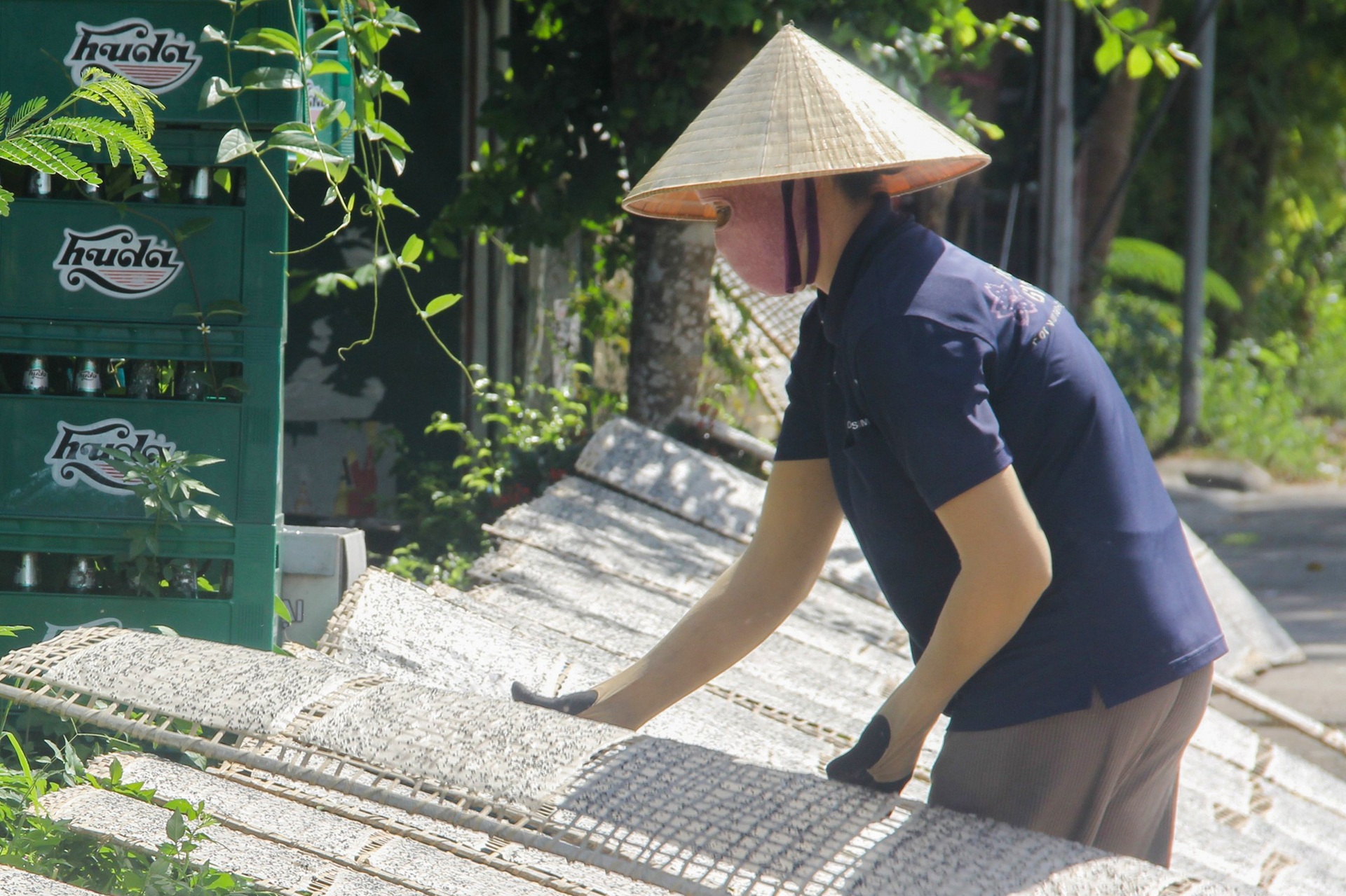 Mướt mồ hôi từ trong bếp ra ngoài sân làm bánh tích trữ cho mùa mưa rét - 8 Mướt mồ hôi từ trong bếp ra ngoài sân làm bánh tích trữ cho mùa mưa rét - 8