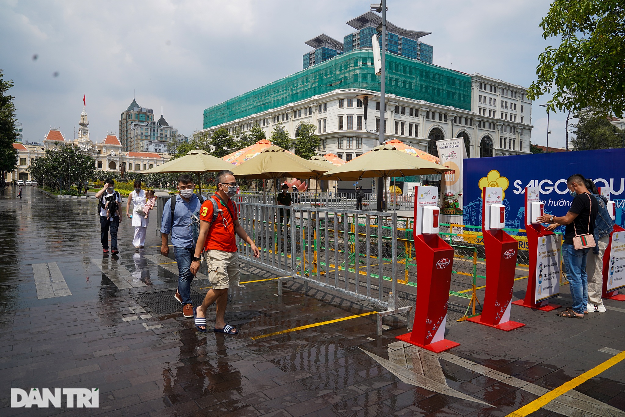 Người Sài Gòn đo thân nhiệt, đeo khẩu trang check-in đường hoa Nguyễn Huệ - 3 Người Sài Gòn đo thân nhiệt, đeo khẩu trang check-in đường hoa Nguyễn Huệ - 3