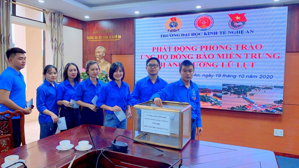Tuổi trẻ xứ Nghệ gửi hơi ấm tới đồng bào vùng lũ - 1 Tuổi trẻ xứ Nghệ gửi hơi ấm tới đồng bào vùng lũ - 1