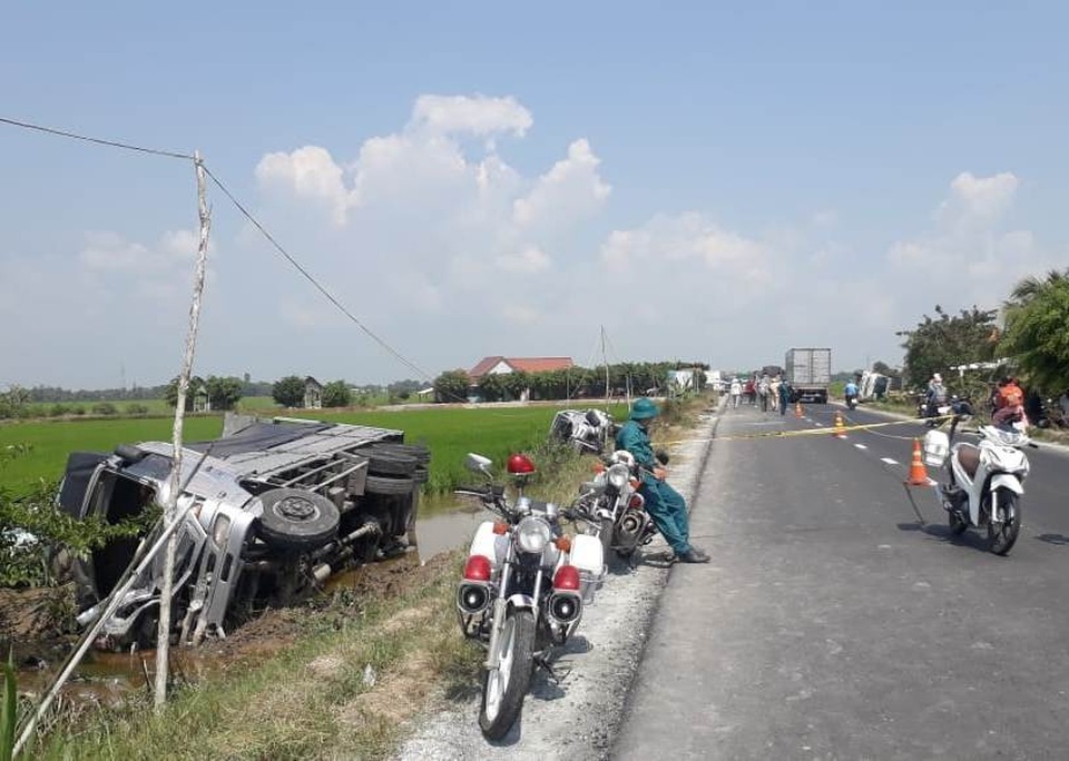 Hai ô tô va chạm rồi lật xuống ruộng, 1 người chết, 7 người bị thương - 4 Hai ô tô va chạm rồi lật xuống ruộng, 1 người chết, 7 người bị thương - 4
