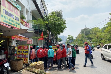 Rằm tháng Giêng: Quán chay "hốt bạc", shipper chạy… "sấp mặt"