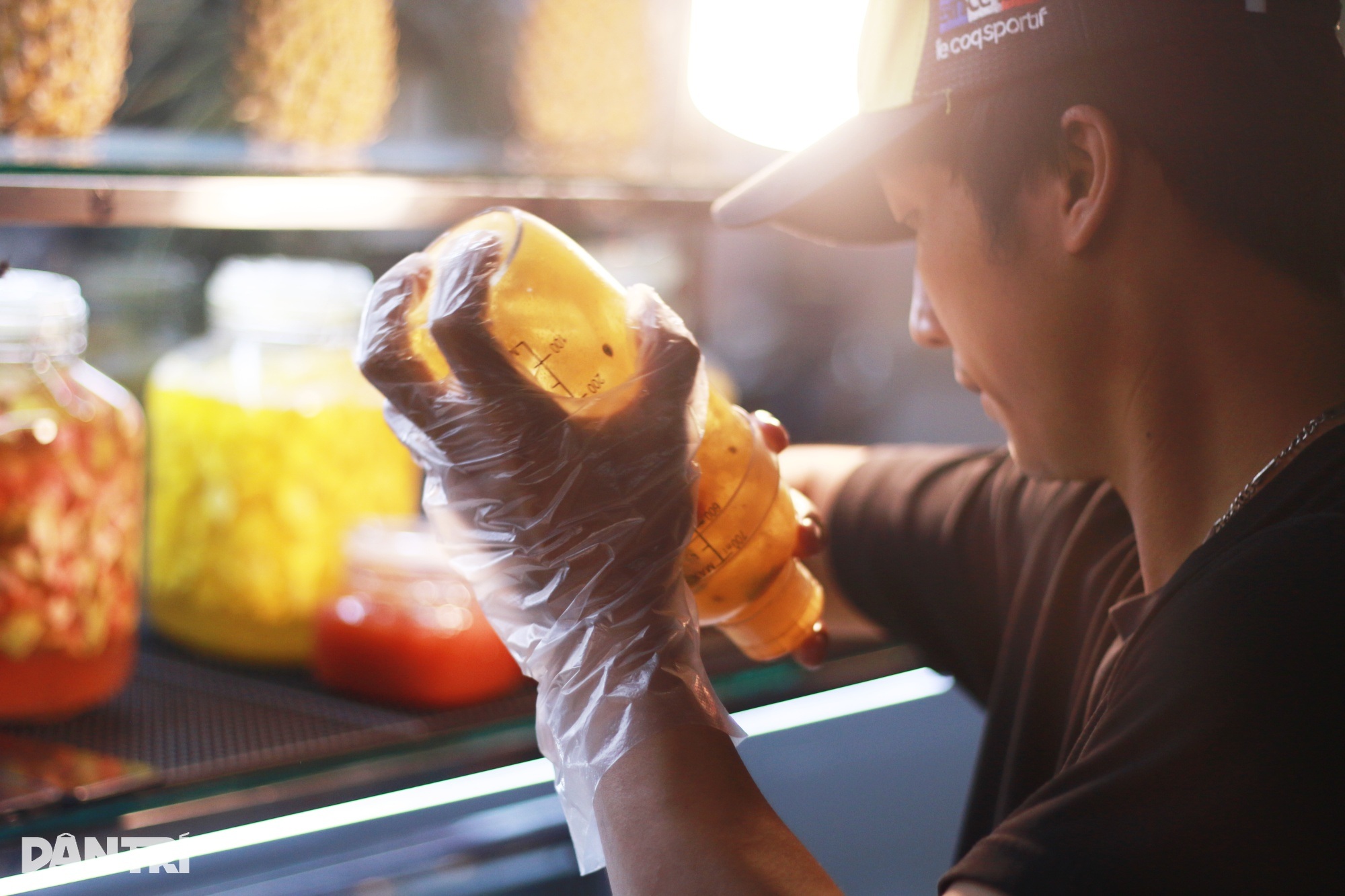 គាត់លក់តែដើម្បីផ្គត់ផ្គង់គ្រួសារ ខ្ចីលុយធ្វើអាជីវកម្ម លក់បាន ៨០០ កែវក្នុងមួយថ្ងៃ - ៣ Anh bán trà nuôi cả nhà mượn nợ khởi nghiệp, doanh số 800 ly/ngày - 3