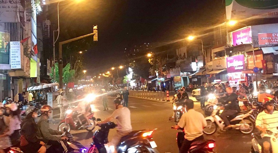 Đối tượng ôm súng đạn cố thủ trong nhà dân nghi bị tâm thần - 2 Đối tượng ôm súng đạn cố thủ trong nhà dân nghi bị tâm thần - 2