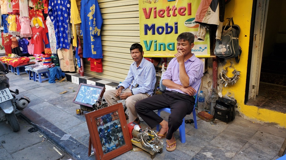 Sống khoẻ nhờ nghề nhặt tiền lẻ ngay vỉa hè phố cổ - 1 Sống khoẻ nhờ nghề nhặt tiền lẻ ngay vỉa hè phố cổ - 1