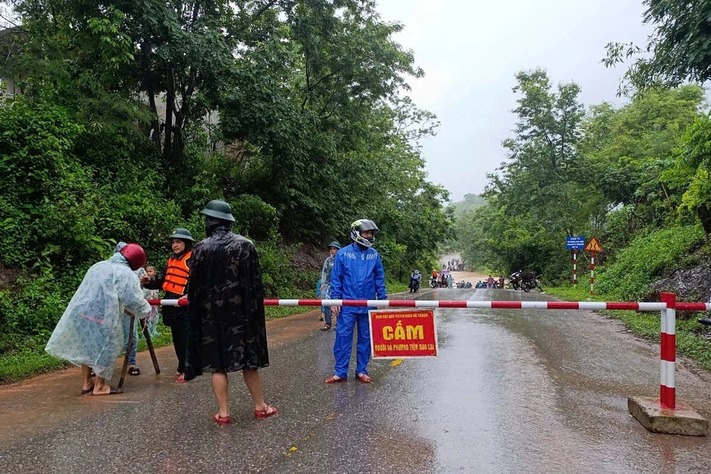 Mưa lớn gây sạt lở đèo Sa Mù, gần 500 hộ dân phải sơ tán - 3 Mưa lớn gây sạt lở đèo Sa Mù, gần 500 hộ dân phải sơ tán - 3