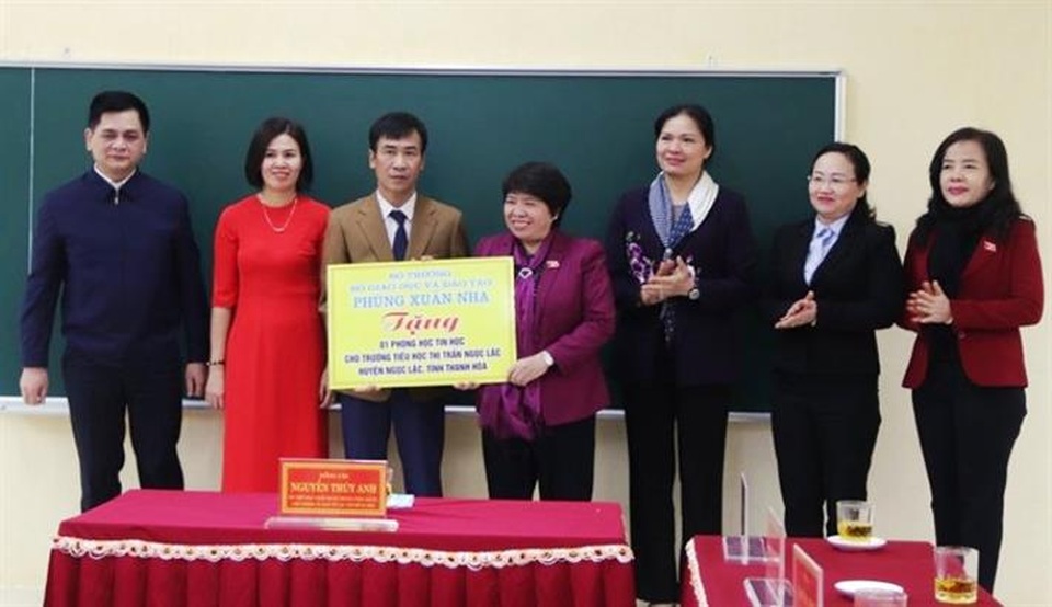 Bộ trưởng GD-ĐT tặng quà cho 2 ngôi trường miền núi Thanh Hóa - 2 Bộ trưởng GD-ĐT tặng quà cho 2 ngôi trường miền núi Thanh Hóa - 2