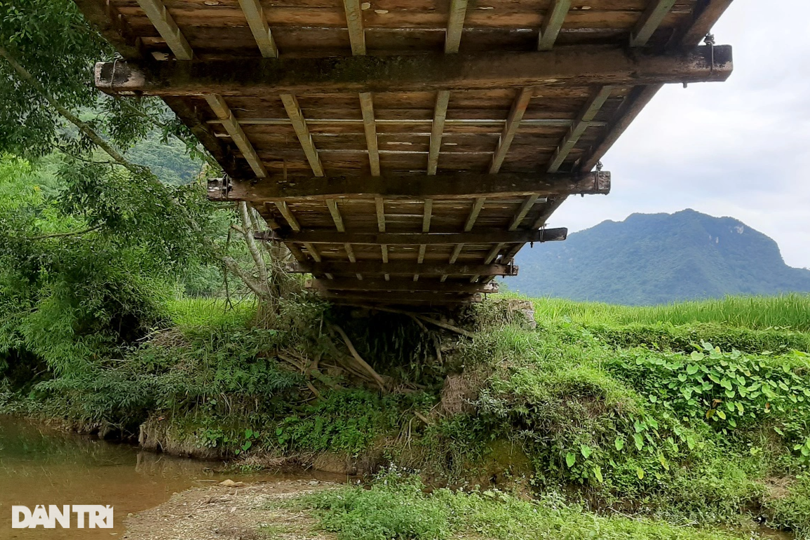 Hàng nghìn người dân, học sinh xã nghèo mong thoát cảnh lũ đến cầu lại trôi - 2 Hàng nghìn người dân, học sinh xã nghèo mong thoát cảnh lũ đến cầu lại trôi - 2
