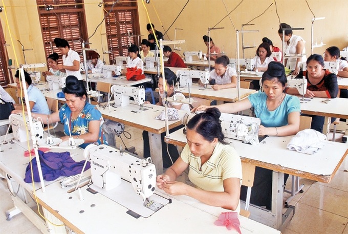 Lớp dạy nghề may cho lao động nông thôn của Công ty Dệt may Sơn La tại huyện Quỳnh Nhai (Sơn La).
