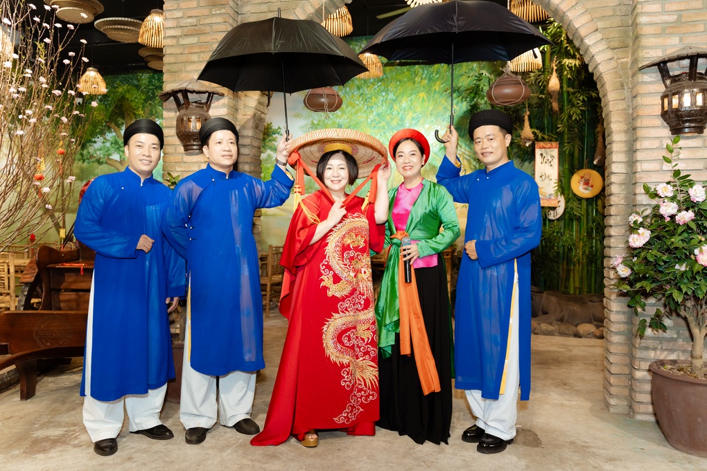 Diva Hồng Nhung đưa con trai du xuân, diện mạo quý tử gây chú ý - 9 Diva Hồng Nhung đưa con trai du xuân, diện mạo quý tử gây chú ý - 9