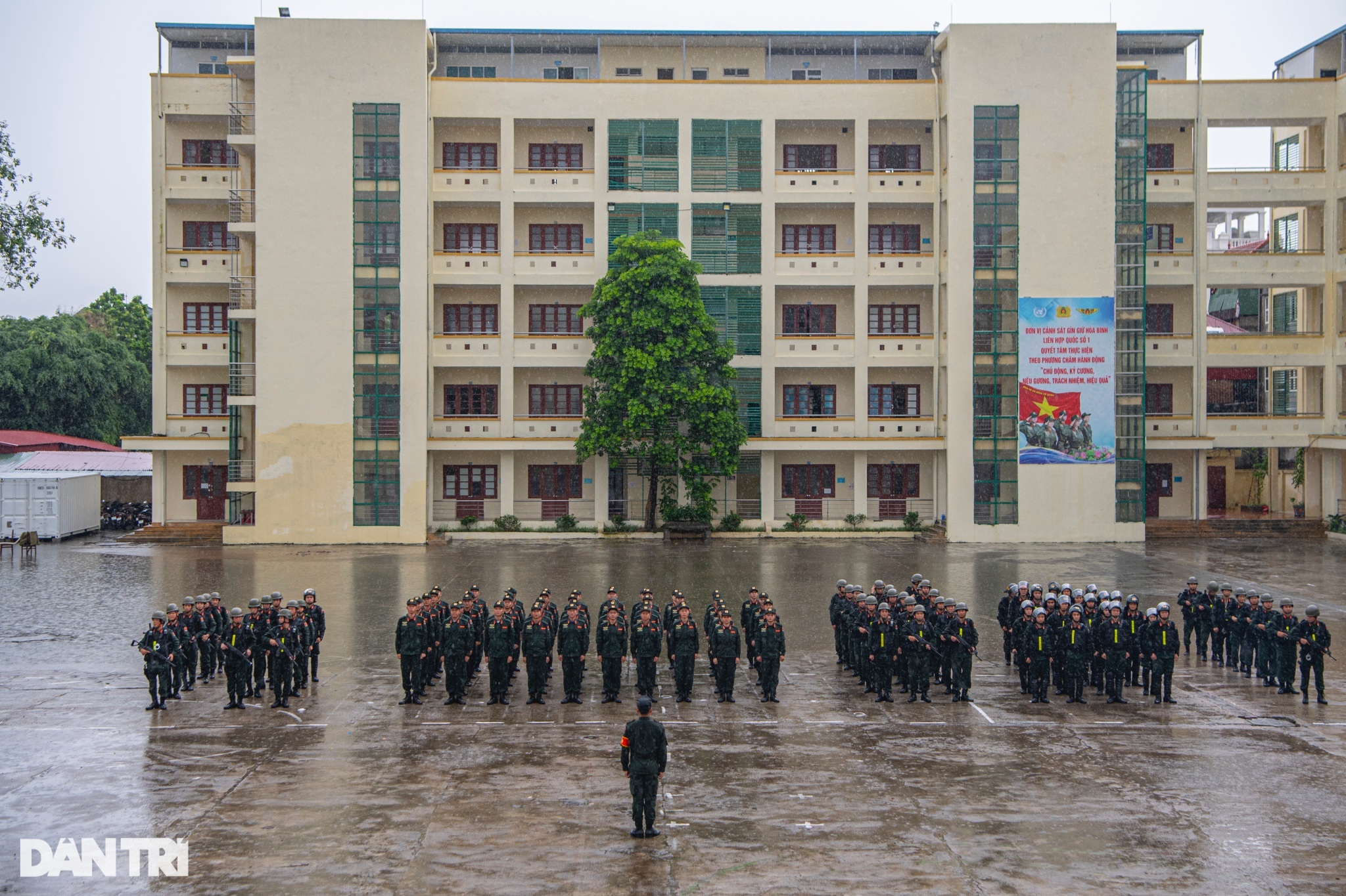 View - Cảnh sát gìn giữ hòa bình diễn tập đánh bắt khủng bố, hộ tống yếu nhân | Báo Dân trí