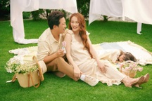 Nhã Phương rạng rỡ ở cuối thai kỳ, chụp ảnh kỷ niệm cùng chồng con