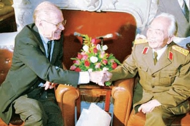 Tướng Giáp với Đặng Tiểu Bình, McNamara và Brezjinski