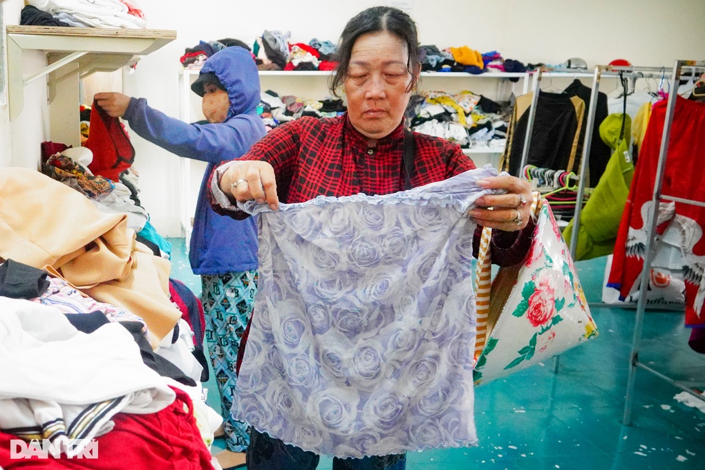 Cửa hàng 0 đồng ở giữa khu nhà giàu, người nước ngoài đổ xô đến nhận hỗ trợ - 7 Cửa hàng 0 đồng ở giữa khu nhà giàu, người nước ngoài đổ xô đến nhận hỗ trợ - 7