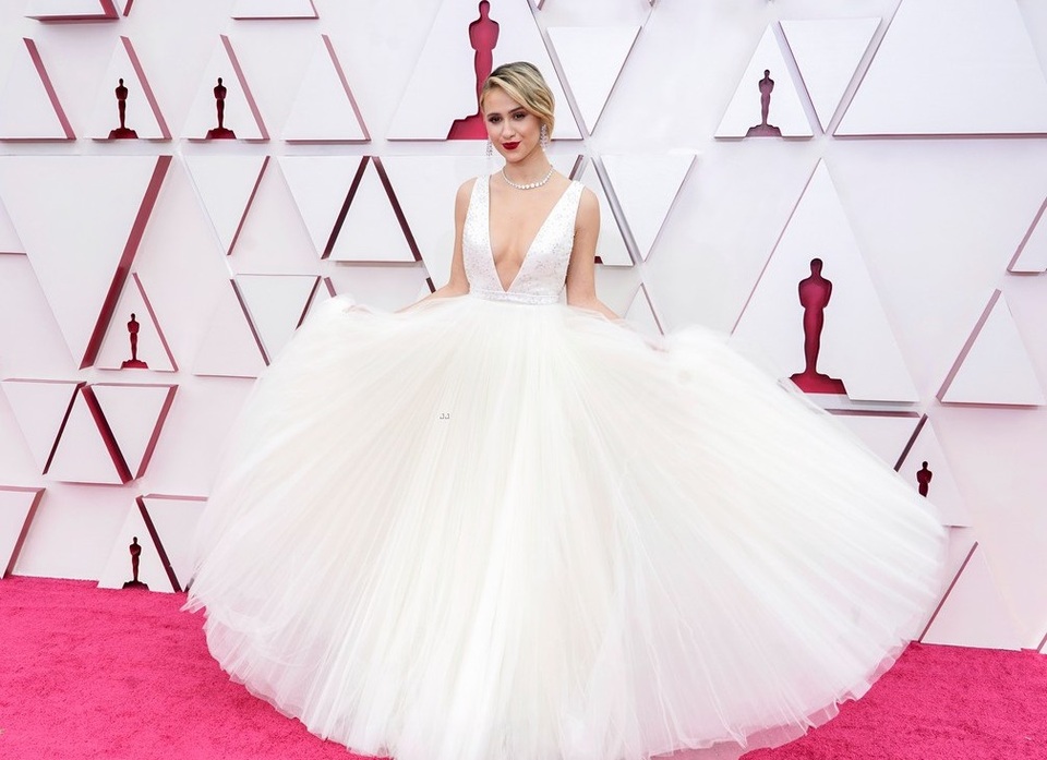 Minh tinh Hollywood mặc váy khoe ngực phẳng lì trên thảm đỏ Oscar 2021 - 25 Minh tinh Hollywood mặc váy khoe ngực phẳng lì trên thảm đỏ Oscar 2021 - 25