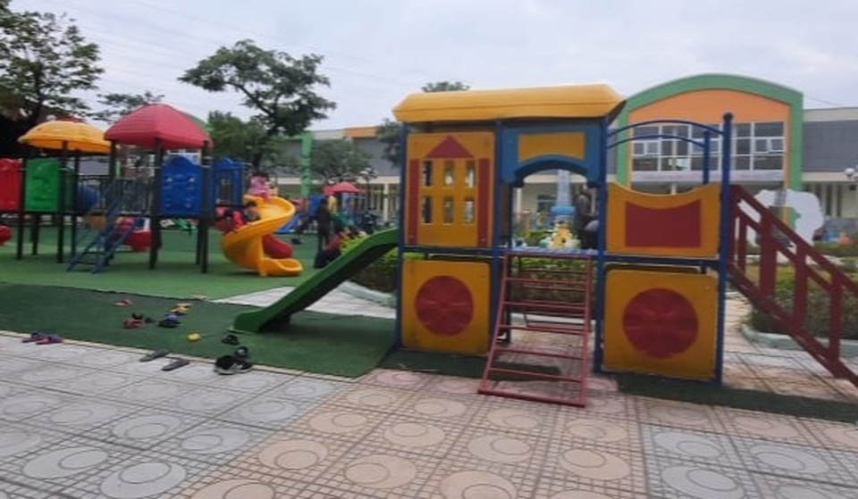 Hà Nội: Bé mầm non 4 tuổi nguy kịch sau giờ học ngoài trời ở trường - 1 Hà Nội: Bé mầm non 4 tuổi nguy kịch sau giờ học ngoài trời ở trường - 1