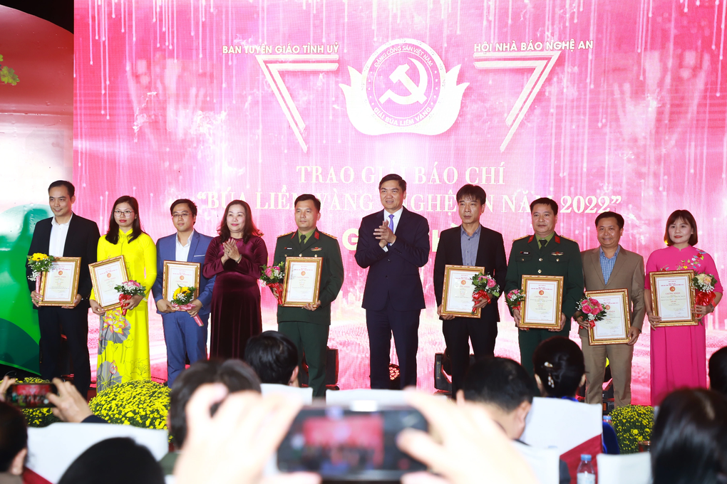 Phóng viên Dân trí đoạt giải Nhì Giải báo chí Búa liềm vàng Nghệ An - 3 Phóng viên Dân trí đoạt giải Nhì Giải báo chí Búa liềm vàng Nghệ An - 3