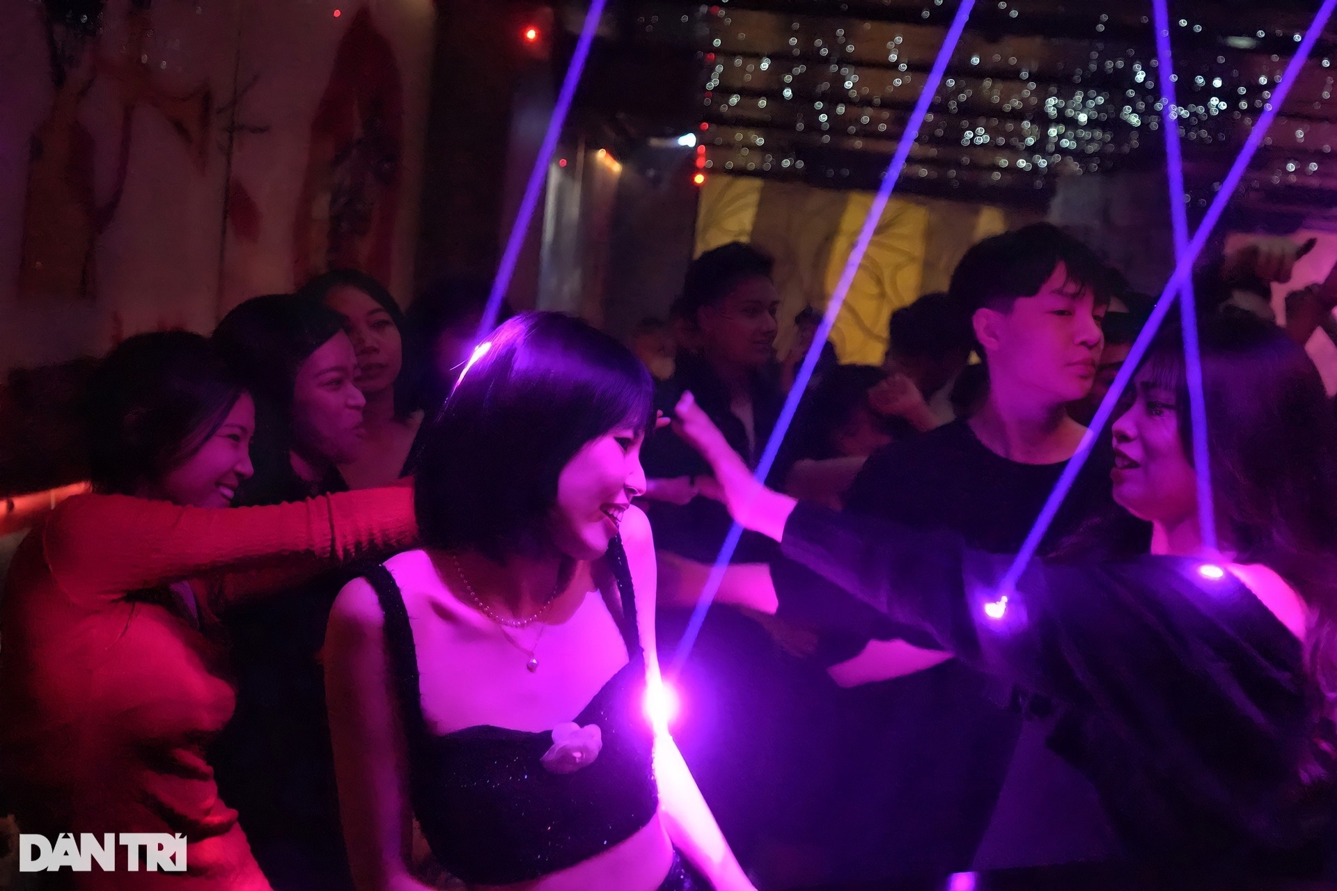 Giới trẻ Hà Nội xuyên đêm quẩy hết mình trong ngày đầu quán bar mở lại - 12 Giới trẻ Hà Nội xuyên đêm quẩy hết mình trong ngày đầu quán bar mở lại - 12