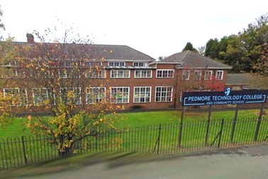 Bé gái 12 tuổi thoát khỏi bọn bắt cóc sau khi bị nhốt trong ô tô bên ngoài trường học