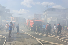 Hỏa hoạn thiêu rụi 5 căn nhà mặt phố