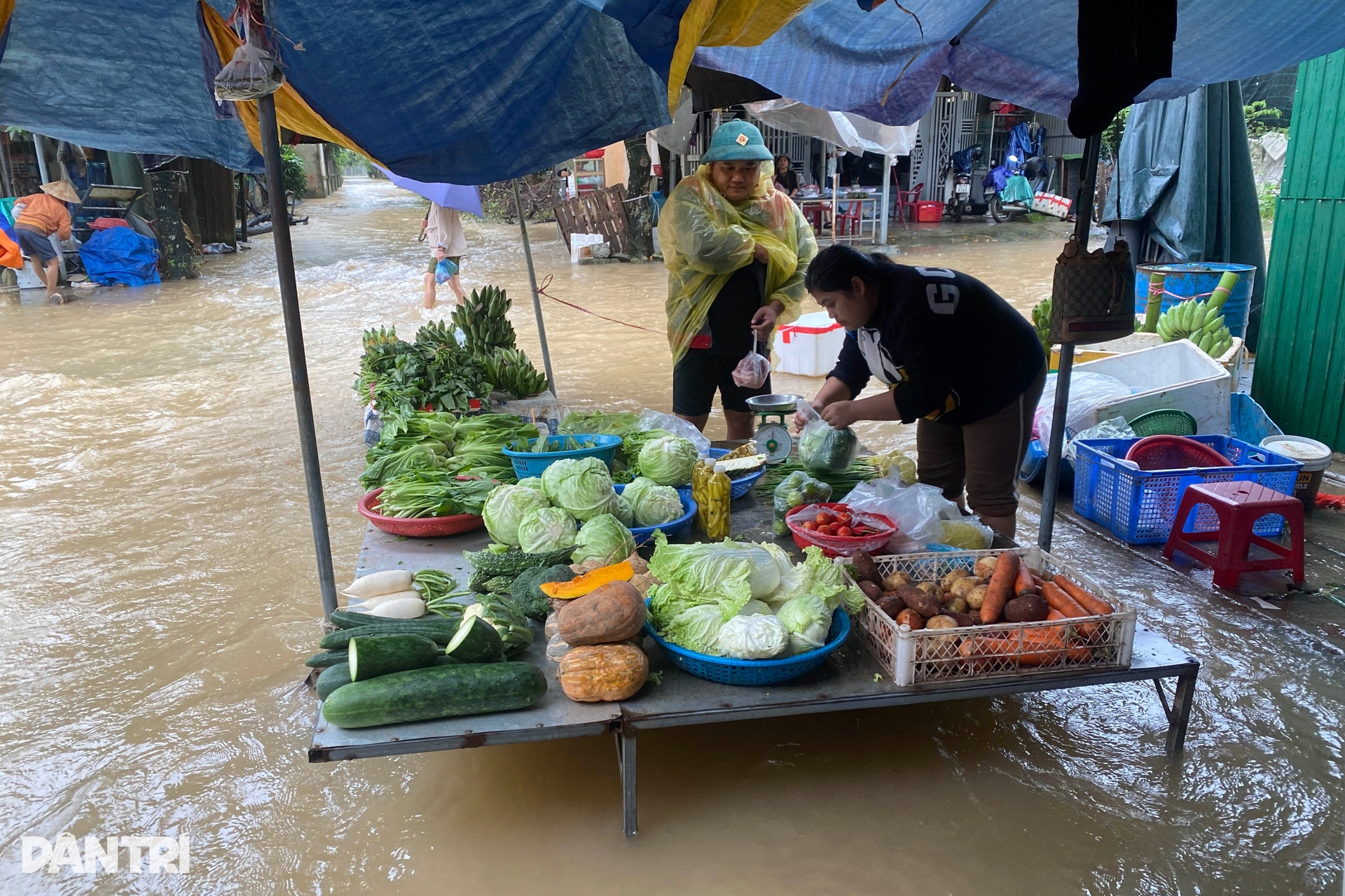Nhiều ngôi làng ở Huế lại bị nước lũ nhấn chìm - 9 Nhiều ngôi làng ở Huế lại bị nước lũ nhấn chìm - 9