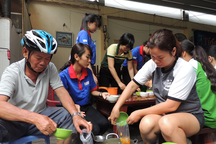 Ông chủ hàng ốc tổ chức nấu ăn phục vụ thí sinh