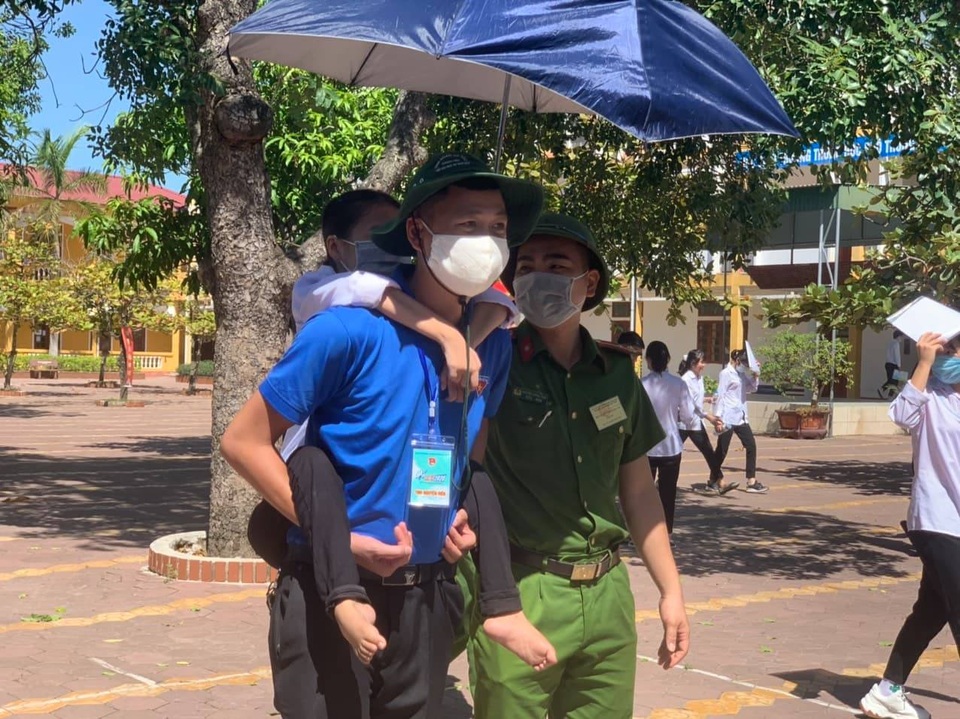 Hà Tĩnh: Tình nguyện viên cõng thí sinh khuyết tật đi thi - 1 Hà Tĩnh: Tình nguyện viên cõng thí sinh khuyết tật đi thi - 1