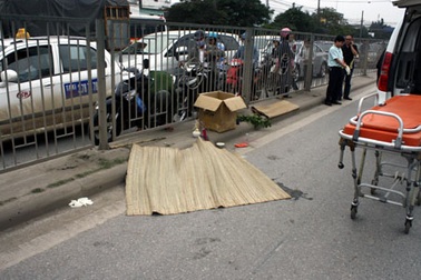 Xe máy bỏ chạy sau khi tông chết cụ già