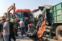 Xe khách chở 38 người đấu đầu ô tô tải trên quốc lộ 1A ở Hà Tĩnh