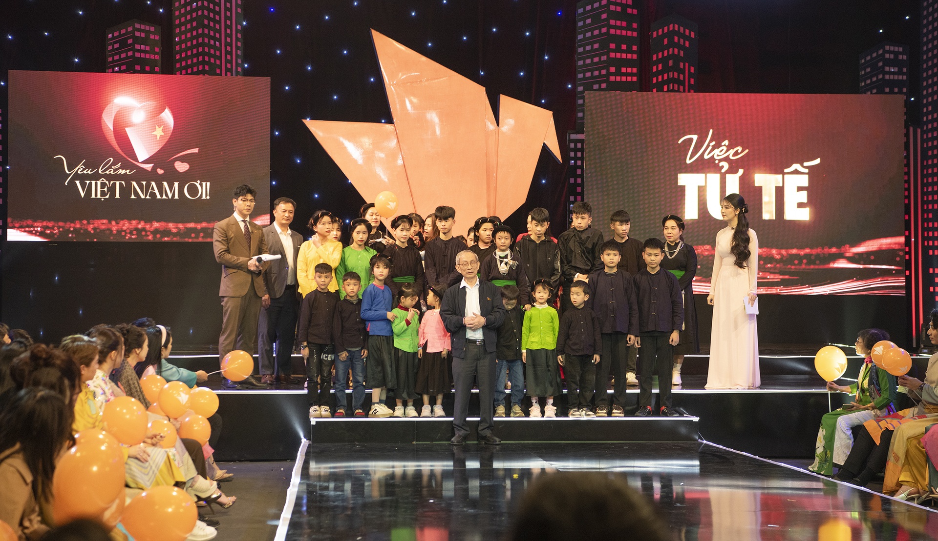 NSND Minh Hòa, Hòa Minzy xúc động khi ghi hình Gala Việc tử tế Tết 2025 - 3 NSND Minh Hòa, Hòa Minzy xúc động khi ghi hình Gala Việc tử tế Tết 2025 - 3