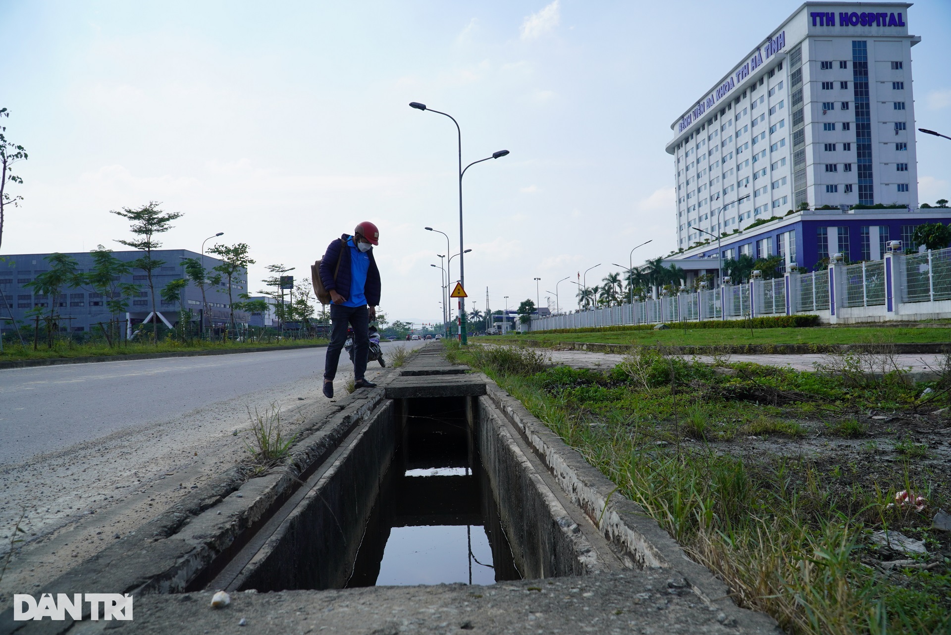 Đường trăm tỷ ở cửa ngõ thành phố lồi lõm, bẫy người đi đường - 8