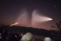 Vệt khí hình phễu xuất hiện trên bầu trời Thanh Hóa, điềm lành hay dữ?