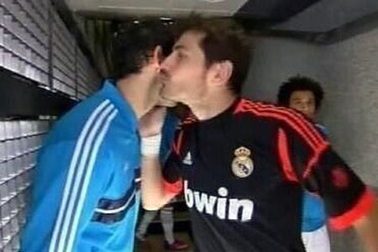 Casillas bất ngờ làm lành với Diego Lopez