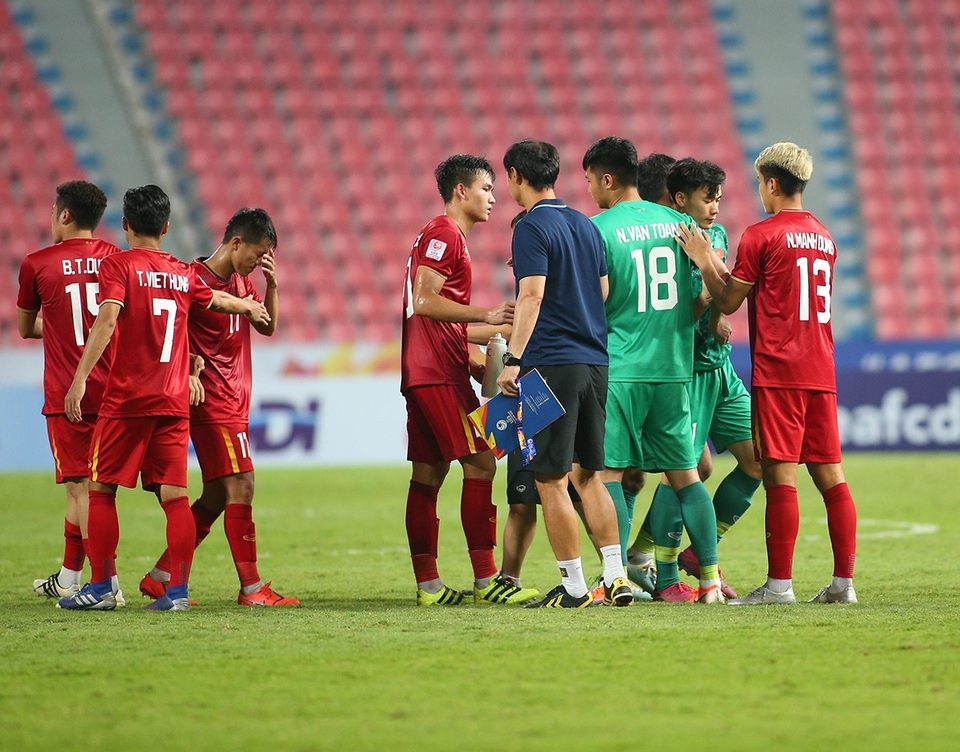 Cầu thủ U23 Việt Nam ôm động viên thủ môn Bùi Tiến Dũng - 2 Cầu thủ U23 Việt Nam ôm động viên thủ môn Bùi Tiến Dũng - 2