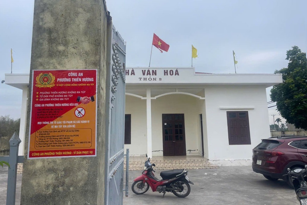 Xác minh việc người đàn ông trốn vào nhà văn hóa lánh nạn, cầu cứu - 1 Xác minh việc người đàn ông trốn vào nhà văn hóa lánh nạn, cầu cứu - 1