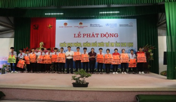 Đồng chí Vũ Kim Danh - Phó giám đốc Sở Lao động - Thương binh và Xã hội - Trưởng ban điều phối Dự án phòng chống đuối nước trẻ em tỉnh Nam Định; Đồng chí Lưu Thị Nghiêm - Phó Chủ tịch UBND huyện Hải Hậu trao tặng áo phao cho trẻ em có hoàn cảnh khó khăn tại Lễ phát động chiến dịch phòng chống đuối nước trẻ em tỉnh Nam Định năm 2022.