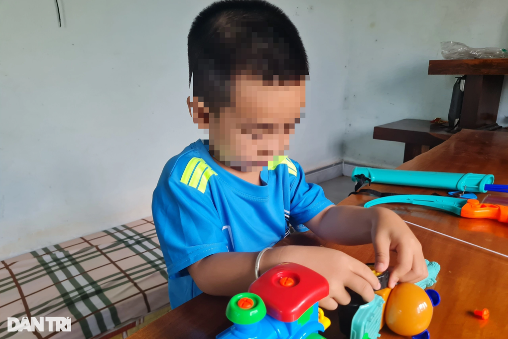 Bé trai 4 tuổi bị thả xuống đường từng được khai sinh có gắn mã định danh - 1 Bé trai 4 tuổi bị thả xuống đường từng được khai sinh có gắn mã định danh - 1