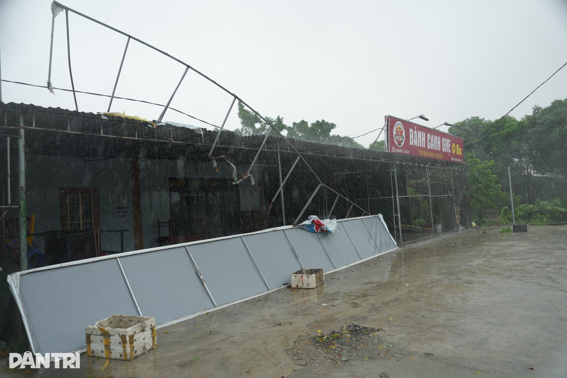 Nghệ An, Hà Tĩnh oằn mình chống bão Kajiki: Cây đổ, nhà tốc mái tứ tung - 5 Nghệ An, Hà Tĩnh oằn mình chống bão Kajiki: Cây đổ, nhà tốc mái tứ tung - 5