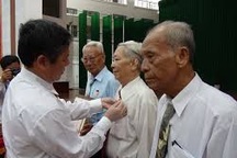 Nghỉ hưu theo ngày sinh trên sổ BHXH hay lý lịch đảng?