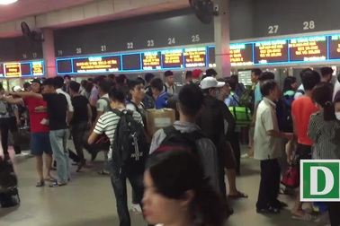 Bến xe Hà Nội đông nghịt người dân về quê nghỉ lễ