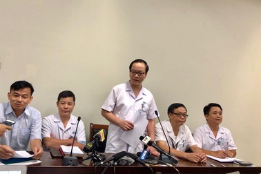 Vì sao bé bị bỏ quên trên xe đưa đón 7 tiếng thoát khỏi cái chết vì sốc nhiệt?