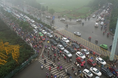 Quay cuồng trên đoạn đường "tắc kinh khủng nhất Hà Nội"