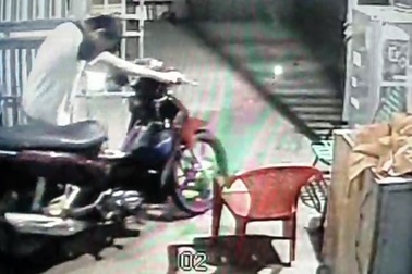 Bảo vệ “nhí” bị camera ghi hình lấy trộm tài sản khi làm nhiệm vụ