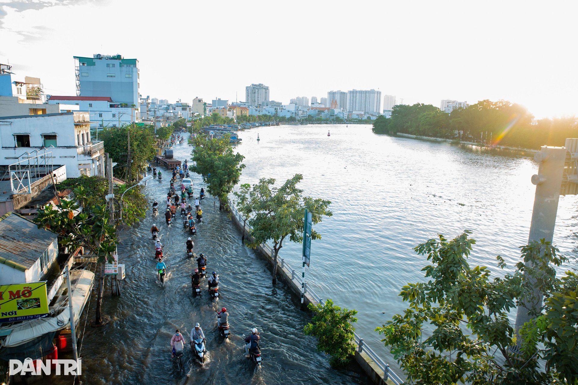 Lội nước ngập đi chơi Trung thu muộn ở TPHCM - 1 Lội nước ngập đi chơi Trung thu muộn ở TPHCM - 1