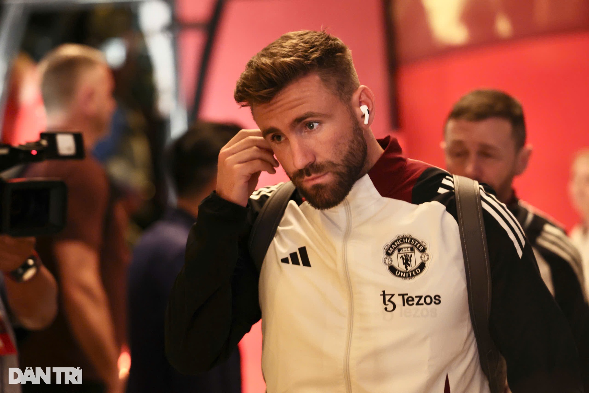 Hàng trăm người hâm mộ chào đón Man Utd đến khách sạn ở Malaysia - 5 Hàng trăm người hâm mộ chào đón Man Utd đến khách sạn ở Malaysia - 5