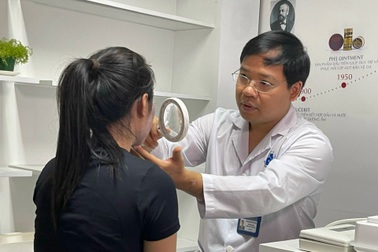 Cô gái trẻ mặt loang lổ nốt đen trắng sau một "gói làm đẹp" ở spa